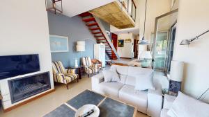 uma sala de estar com um sofá branco e uma lareira em Villa Buenos - A Murcia Holiday Rentals Property em Santiago de la Ribera