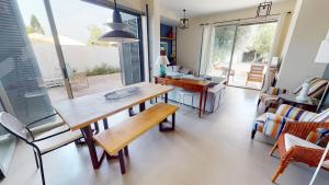 uma sala de estar com uma mesa de madeira e cadeiras em Villa Buenos - A Murcia Holiday Rentals Property em Santiago de la Ribera