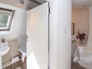 Koupelna v ubytování Woodbine Cottage + 39 fotografií