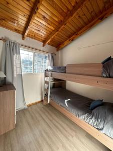 een kamer met 2 stapelbedden en een raam bij Dúplex centrico in San Martín de los Andes