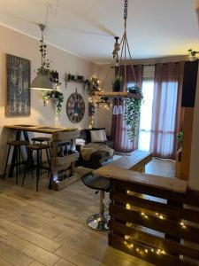 salon ze stołem i kanapą w obiekcie B&B La Stazione w mieście Cremona