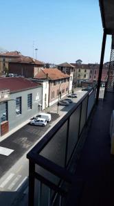 balcone con vista su una strada della città. di B&B La Stazione a Cremona