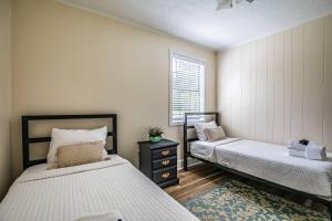 Un dormitorio pequeño con dos camas y una ventana. en Port Royal 1721 Battery Park Drive, en Beaufort