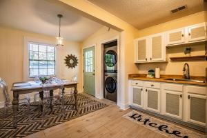 Una cocina con una mesa y un comedor. en Port Royal 1721 Battery Park Drive, en Beaufort 37 fotos más