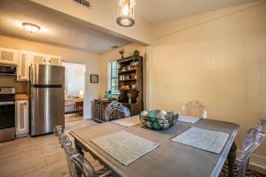 Una cocina y un comedor con una mesa y un refrigerador. en Port Royal 1721 Battery Park Drive, en Beaufort