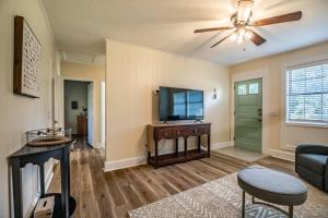 Una sala de estar con ventilador de techo y televisor. en Port Royal 1721 Battery Park Drive, en Beaufort