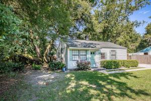una pequeña casa en un patio con un árbol en Port Royal 1721 Battery Park Drive, en Beaufort