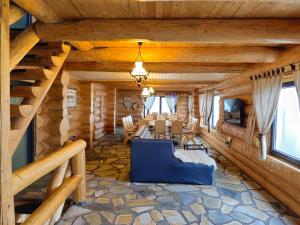 comedor en una cabaña de madera con mesa y sillas en Cabana Alaska, en Ranca