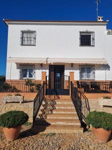 un edificio blanco con escaleras delante en Casa La Loma en Archidona, en Málaga