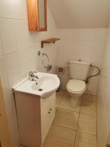 uma casa de banho com um lavatório e um WC em Oroklini Hideaway em Voroklini