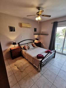 1 dormitorio con 1 cama y ventilador de techo en Oroklini Hideaway, en Oroklini
