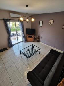 uma sala de estar com um sofá e uma mesa de centro em Oroklini Hideaway em Voroklini