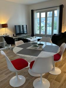 a living room with a table and chairs at Appartement Design X - Hyper Centre - Parking Privé - Quimper in Quimper