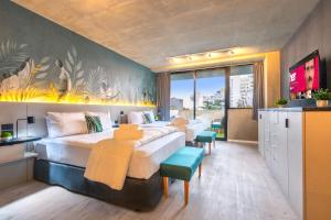 um quarto de hotel com uma cama grande e uma televisão em Deluxe Apartments in Palermo em Buenos Aires
