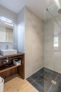 a bathroom with a sink and a shower at Villa Azénor Bretagne Piscine Intérieure Partagée toute l'année 100m plage in Sibiril