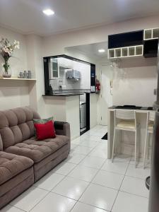 ein Wohnzimmer mit einem Sofa und einer Küche in der Unterkunft Fioravante's Apartment 2 in Rio de Janeiro