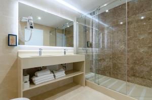 a bathroom with a sink and a shower at Hotel Alvorada in Estoril