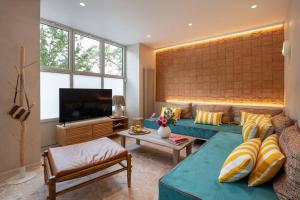 - un salon avec un canapé et une télévision dans l'établissement Branded New Loft Riviera Style - 8 guests - Vanves, à Vanves