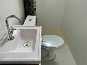 a bathroom with a white toilet and a sink at Studio em Santana ao lado expor center norte in São Paulo