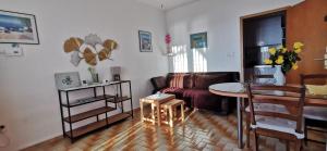 a living room with a couch and a table at Apartmani Nata in Maslinica