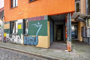 a building with graffiti on the side of it at Deichkind Viertel Suite in Bremen