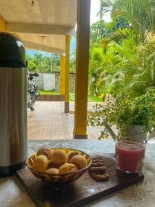 un tazón de galletas y una bebida en una mesa en Casa com churrasqueira e piscina, perto de riacho en Angra dos Reis