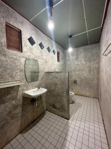 的住宿－Fatima homestay ฟาติมาโฮมสเตย์，一间带水槽和卫生间的浴室