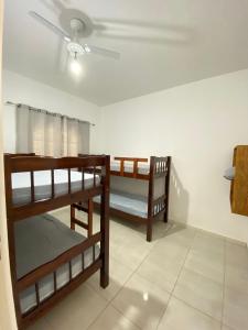 Dos literas en una habitación con techo en CASA UBATUBA-MARANDUBA, casa térrea, en Ubatuba