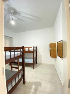 a room with two bunk beds and a ceiling at CASA UBATUBA-MARANDUBA, casa térrea in Ubatuba