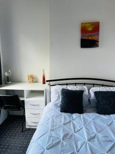 Llit o llits en una habitació de Coventry City House - Room 3