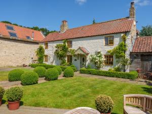 una gran casa blanca con patio en Garden Cottage, en Doncaster