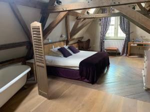 Un dormitorio con una cama con una escalera. en B&B Saint-Sauveur Bruges, en Brujas