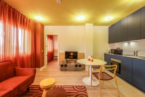 ein Wohnzimmer mit Sofa und Tisch in der Unterkunft AmazINN Places Palacio Real in Madrid