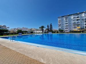 une grande piscine en face d'un bâtiment dans l'établissement Apartamento Laguna, à Castillo Bajo