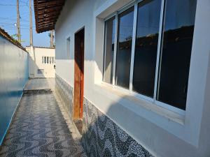 a building with a window on the side of it at Casa de praia in Mongaguá