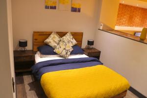En eller flere senge i et værelse på Heated Floors, High Ceiling, Open Plan, Cosy, Modern, Stylish Sheffield City Centre