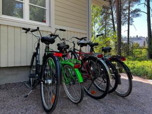 un grupo de bicicletas estacionadas al lado de una casa en Moonloft@VillaSolbacka en Inkoo