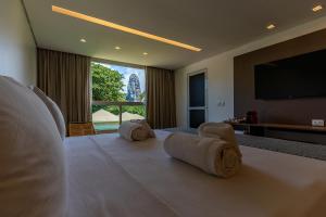 una camera d'albergo con un letto e asciugamani di Pousada Lua Bela a Fernando de Noronha