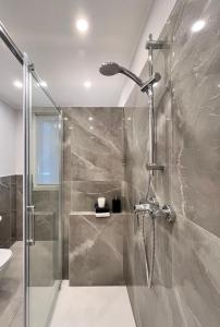 y baño con ducha y lavamanos. en Casa di Como., en Como