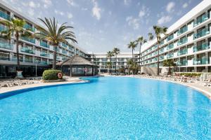 a large swimming pool in front of a building at Hotel Best Maritim in Cambrils