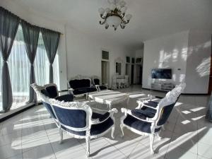 een woonkamer met een eettafel en stoelen bij Villa Ciloto Ambarita in Cimacan