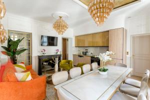 uma cozinha e sala de estar com mesa de jantar e cadeiras em Luxury 6 Bedroom 3 Bathroom Louvre Champs Elysees em Paris