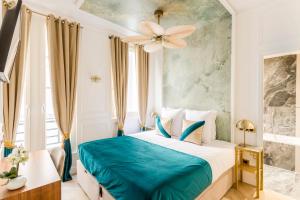 Schlafzimmer mit einem Bett und einem Deckenventilator in der Unterkunft Luxury 6 Bedroom 3 Bathroom Louvre Champs Elysees in Paris