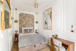um quarto branco com uma cama e uma secretária em Luxury 6 Bedroom 3 Bathroom Louvre Champs Elysees em Paris