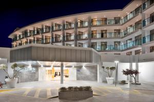 eine Darstellung der Fassade eines Hotels in der Nacht in der Unterkunft Hotel Best Cambrils in Cambrils