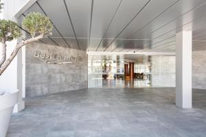 a lobby with a sign that reads best communities at Hotel Best Cambrils in Cambrils