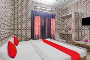 sypialnia z łóżkiem i telewizorem w obiekcie Flagship Shri Ram Hotel w mieście Chinhat