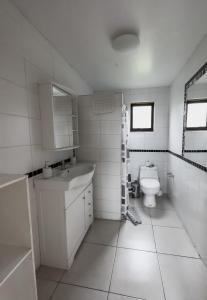 BarrancasにあるCasa de campoの白いバスルーム(洗面台、トイレ付)