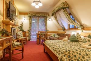 1 dormitorio con 2 camas, mesa y sillas en Leśny Dworek Zakopane, en Zakopane
