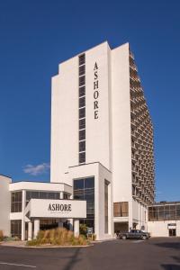 un edificio blanco con un letrero que dice aspirar en Ashore Resort & Beach Club en Ocean City